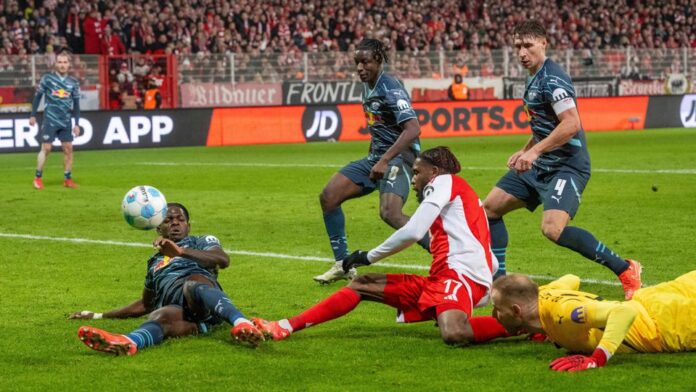Siebatcheu ameaça Peter Gulacsi com um remate em esforço