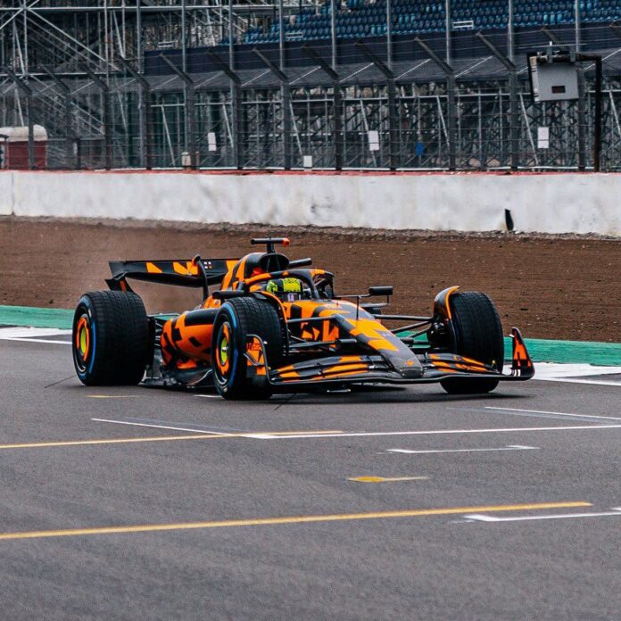 McLaren antecipa-se e apresenta carro de 2025 com pintura de camuflagem