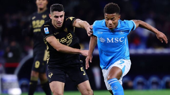 David NEres controla a bola, lutando contra a oposição de Faraoni, jogador do Verona