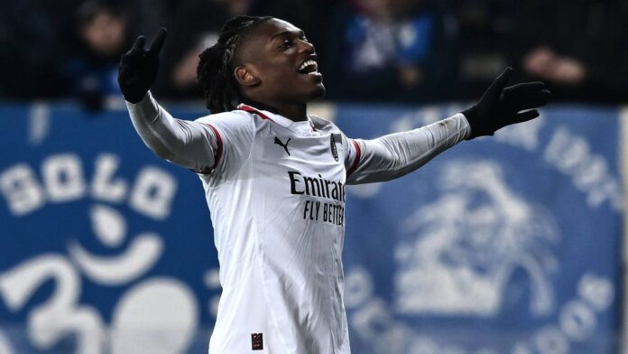 Rafael Leão a celebrar o primeiro golo do Milan em casa do Empoli