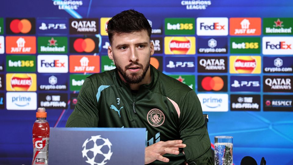 Rúben Dias, defesa-central português, em conferência de imprensa