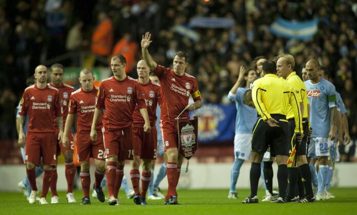 Desafiado a associar nome a camisola, Carragher atira português... inesperado 