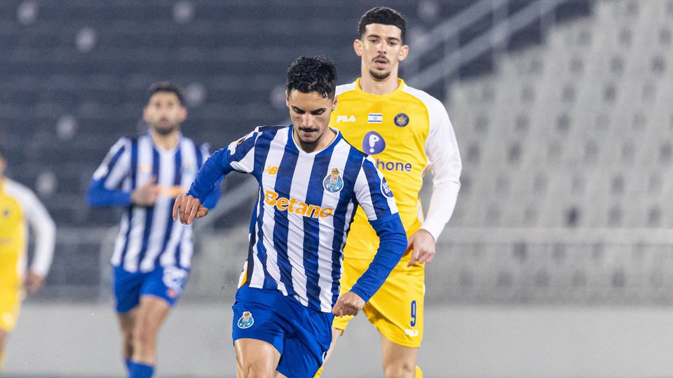Eustáquio controla a bola frente ao Maccabi Telavive
