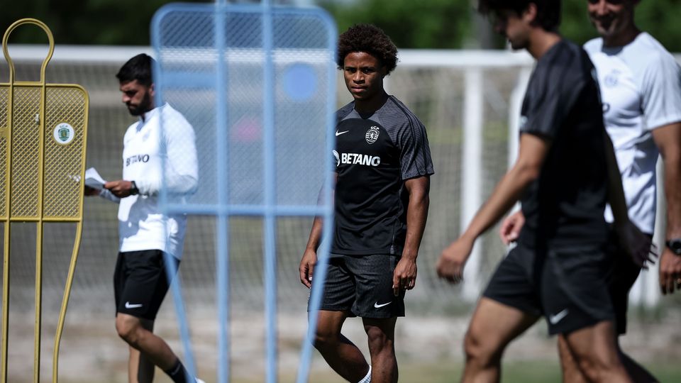 Maldição de laterais no Sporting: Leonardo Barroso vai parar dois meses