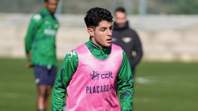 Dani Morer realizando um treino pelo Moreirense