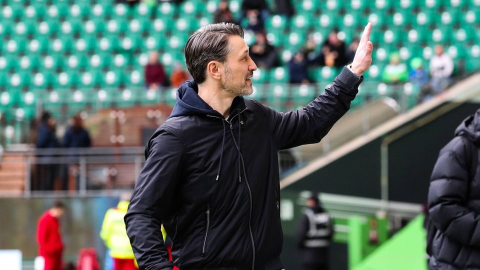 Niko Kovac acena para a bancada