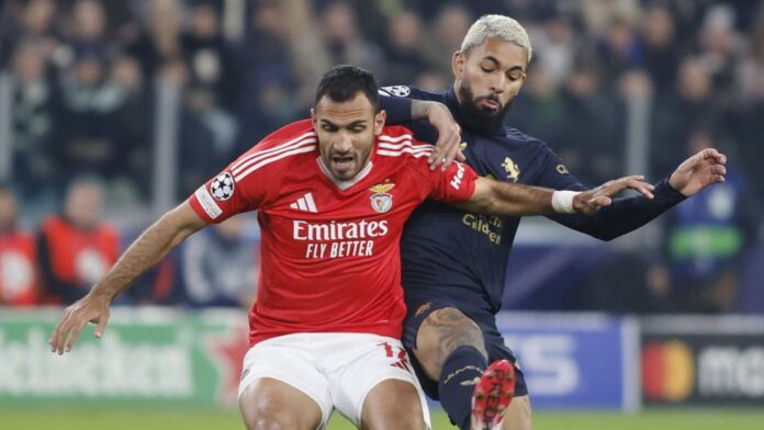 Pavlidis e Douglas Luiz disputam lance no jogo entre Benfica e Juventus