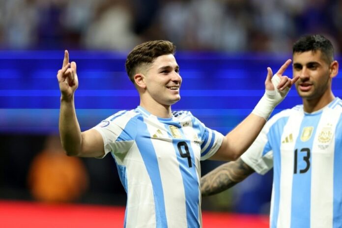 Julian Álvarez durante a partida de estreia da Argentina na Copa América. AFP