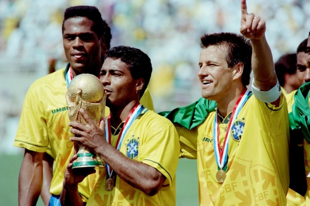 Romario segura a taça da Copa do Mundo de 1994, em que foi ídolo da Canarinho. AFP