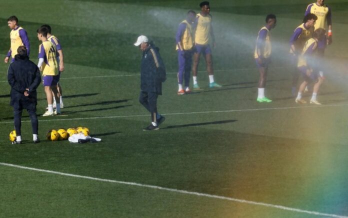 Real Madrid treina sob a supervisão de Ancelotti, em foto de arquivo. AFP