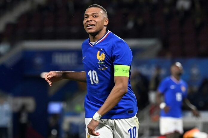Mbappé comemora seu gol na partida. AFP