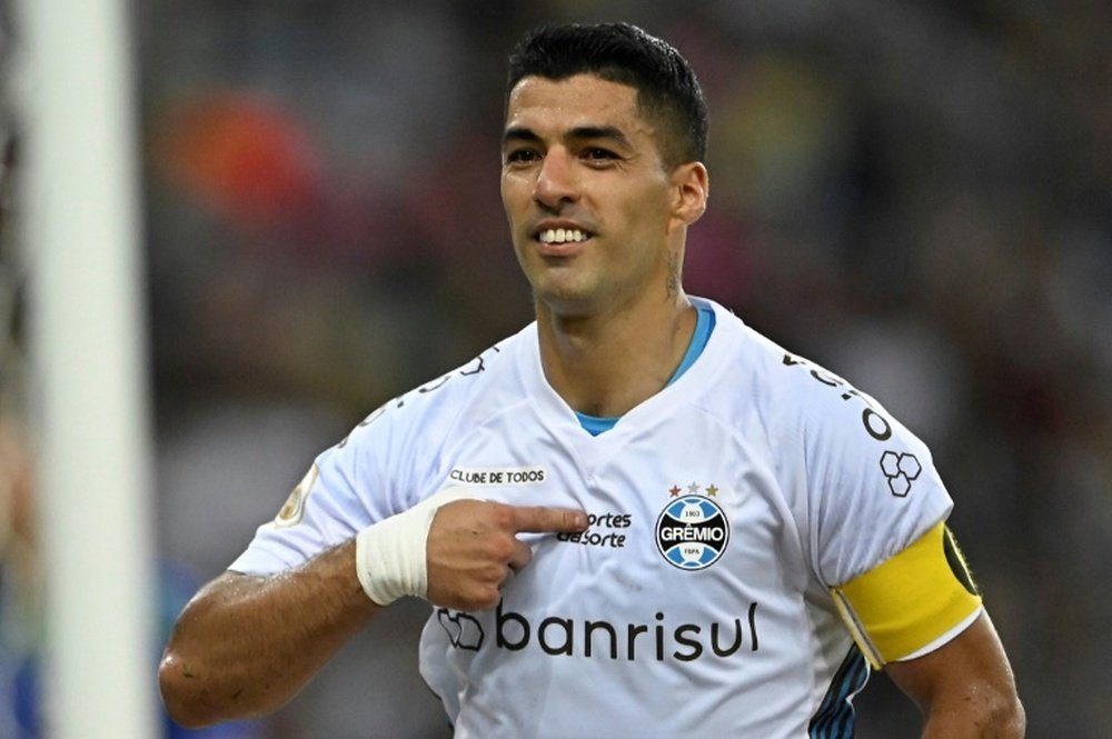 Luis Suárez com a camisa do Grêmio. AFP