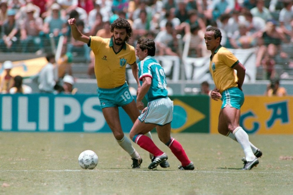 A vila olímpica de Paris inaugura uma rua em homenagem a Sócrates. AFP
