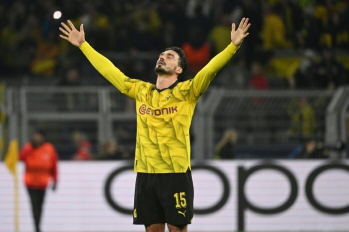 Hummels celebra seu gol na partida PSG-Dortmund. AFP