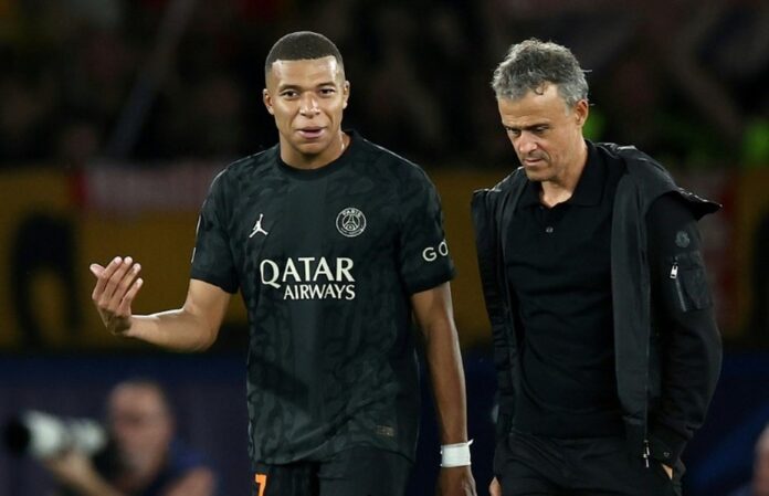 Luis enrique e Mbappé se encontram. AFP