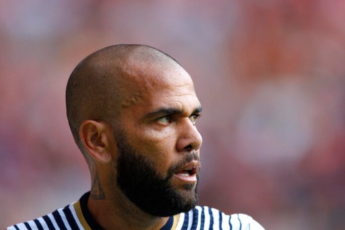 Alves foi condenado a quatro anos e meio de prisão. AFP