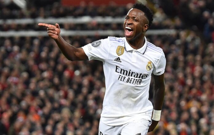 Vini Jr. com a camisa do Real Madrid
