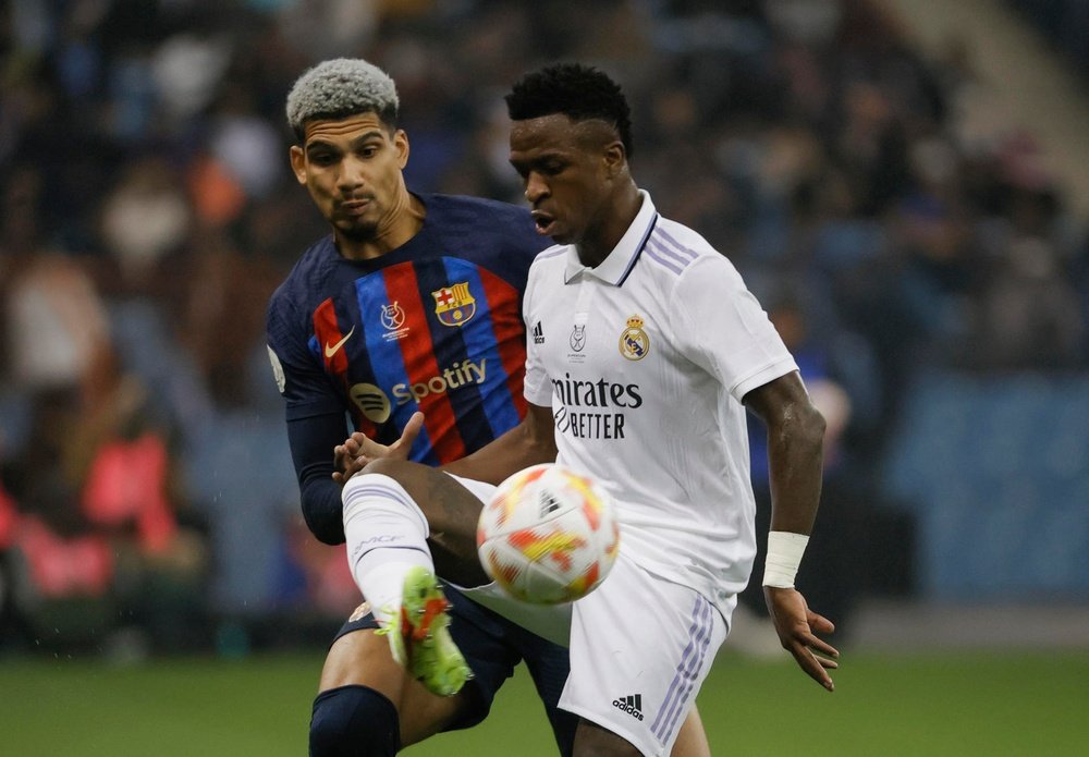Escalações confirmadas de Real Madrid e Barcelona. EFE