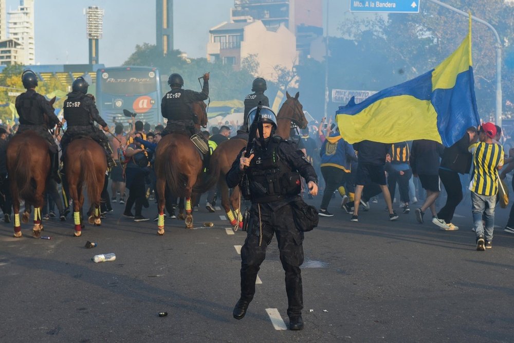 A polícia argentina dispersa torcedores do Rosario Central. EFE/ Franco Trovato Fuocoo