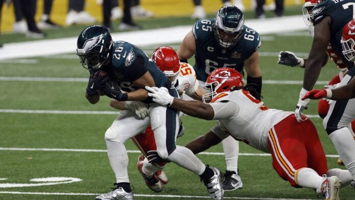 Saquon Barkley, dos Philadelphia Eagles, fura a defesa dos Chiefs durante o Superbowl
