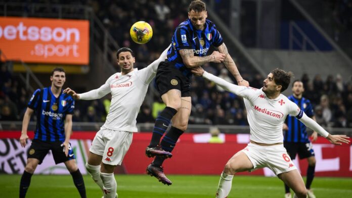 Arnautovic cabeceia para o golo da vitória do Inter frente à Fiorentina