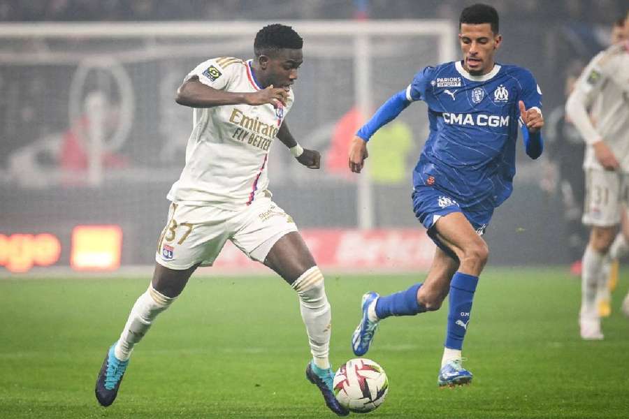 Ernest Nuamah contra Azzedine Ounahi.
