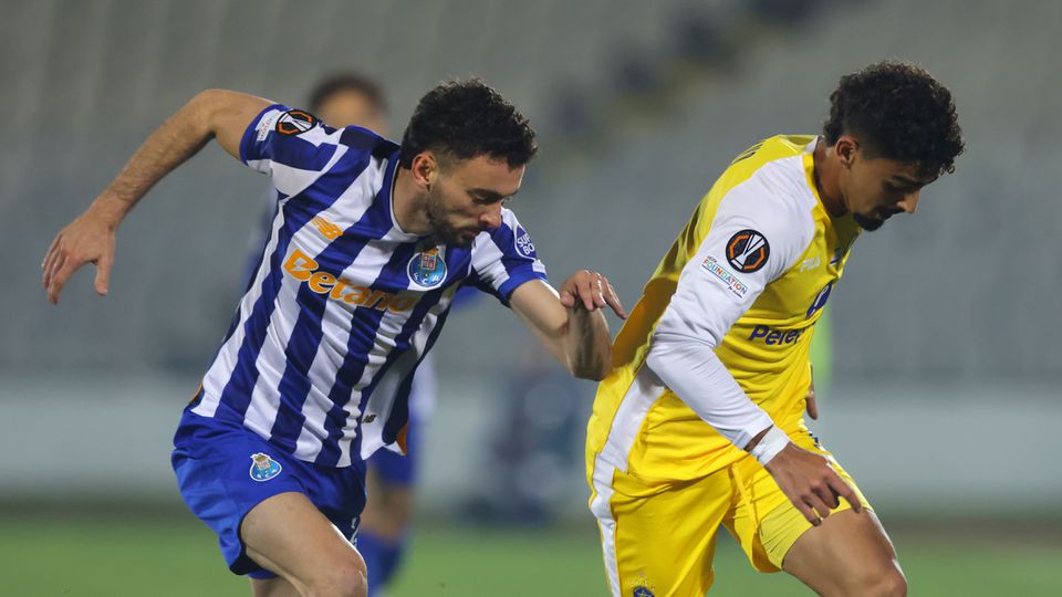 João Mário persegue um adversário do Maccabi Telavive
