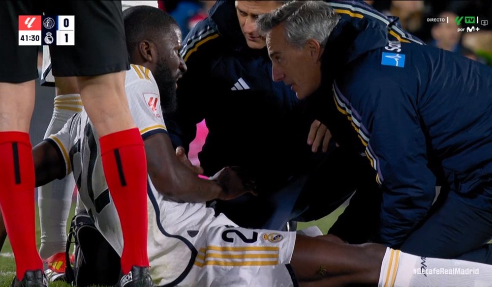 Rüdiger deixa o campo no intervalo. Captura/Movistar+