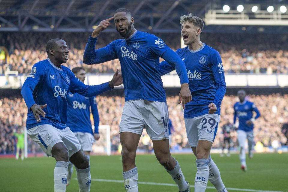 Beto festeja um dos dois golos apontados no triunfo do Everton sobre o Leicester