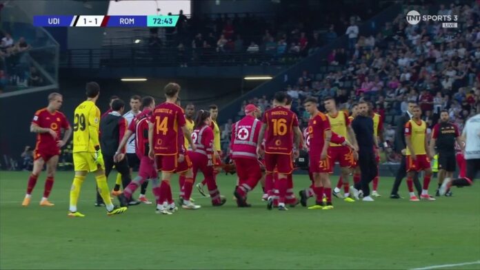 Ndicka, da Roma, sofre mal súbito e jogo é suspenso. Captura/TNTSports