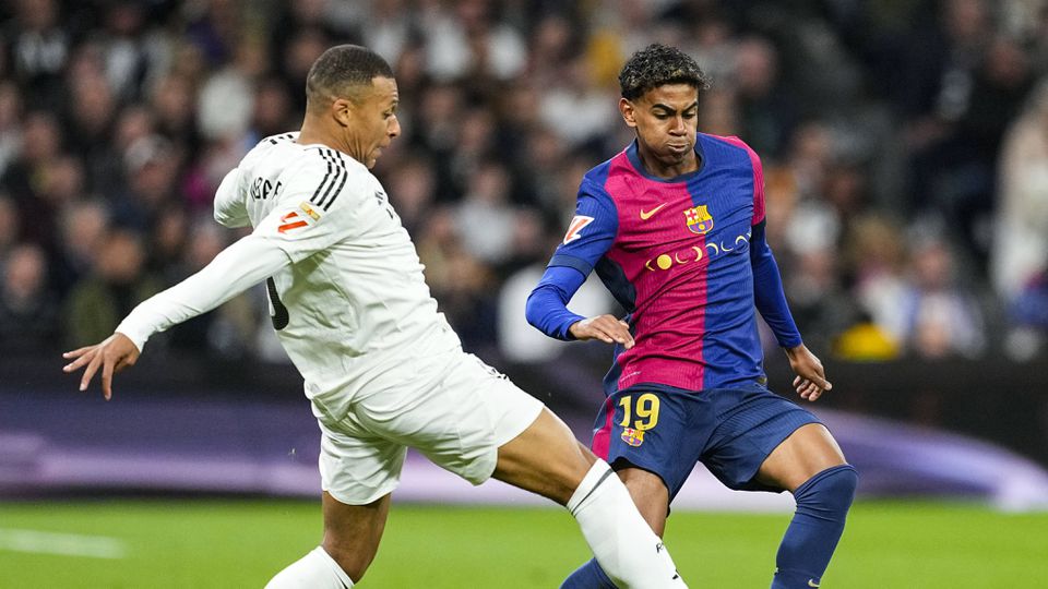Mbappé tenta tirar a bola a Lamine Yamal