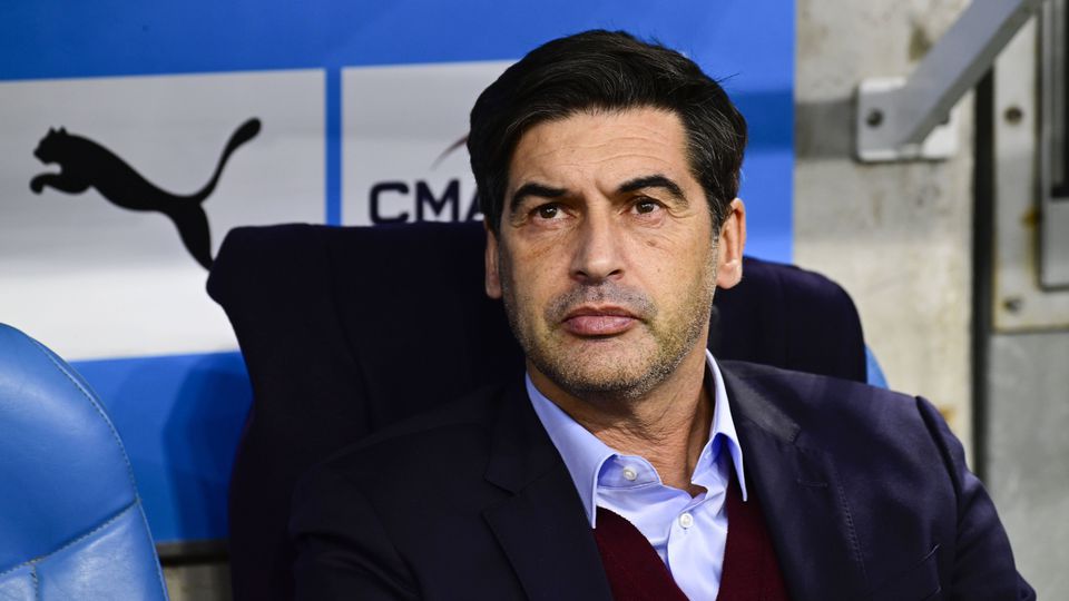 Paulo Fonseca sentado no banco de suplentes como treinador do Lyon