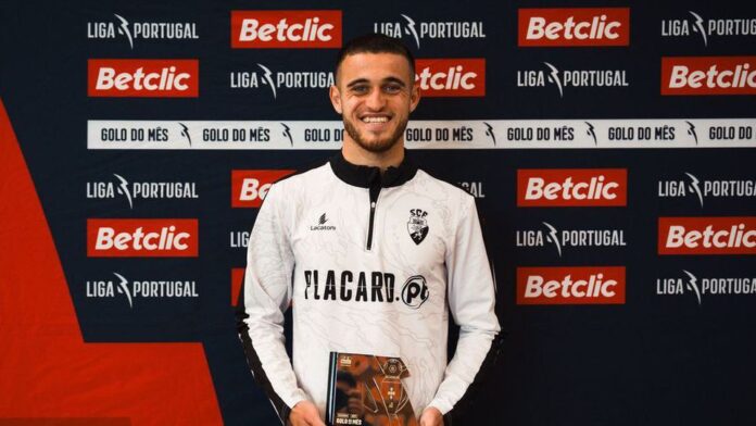 Miguel Menino recebeu o prémio de melhor golo do mês de dezembro da Liga Portugal (Foto: Liga Portugal)