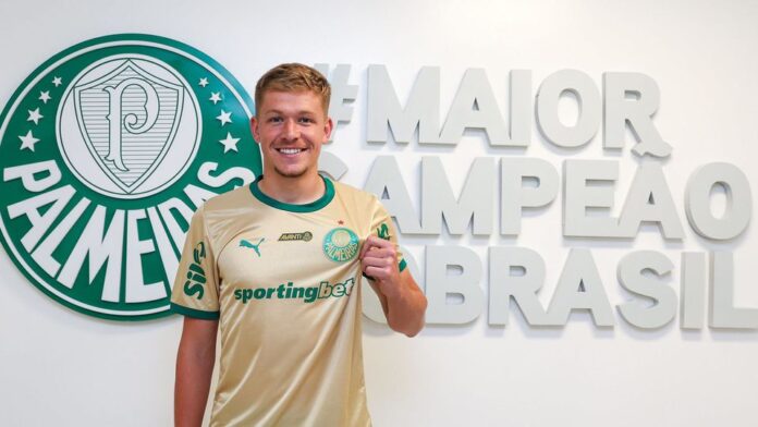 Bruno Fuchs vestido à Palmeiras e a apontar para o emblema
