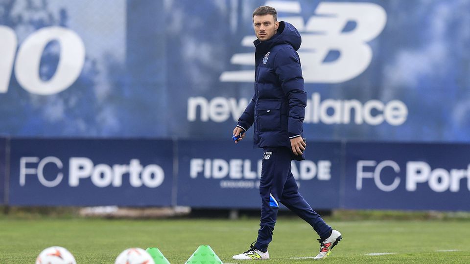 Martín Anselmi concentrado durante sessão de treino no Olival