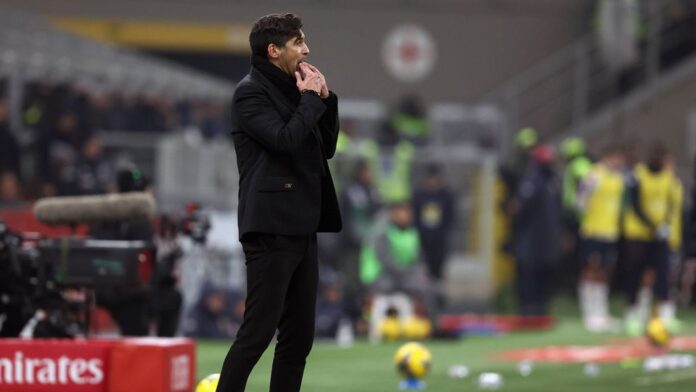 Paulo Fonseca assobia para dentro de campo