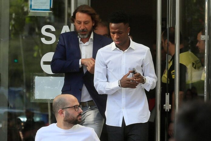 Vini Jr. na saída do tribunal, após prestar depoimento sobre agressões racistas. EFE