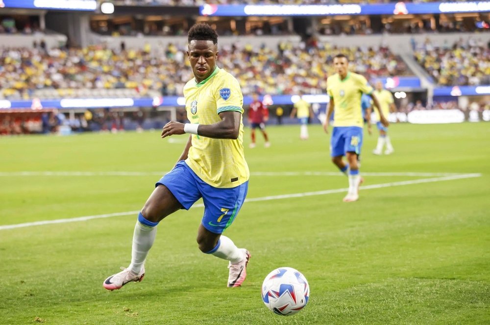 Vini reclama do campo de jogo. EFE