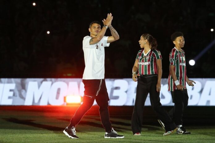 Thiago Silva e sua família são homenageados no Maraca. EFE