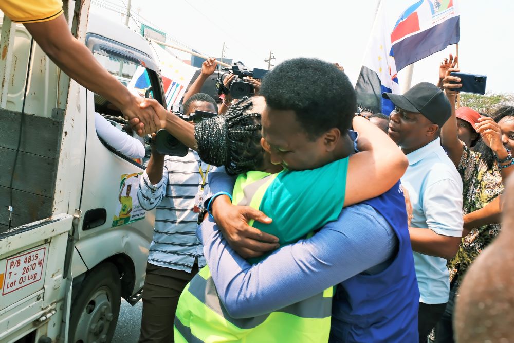 eunice-andrade-e-venacio-mondlane-abracaram-se-durante-a-campanha