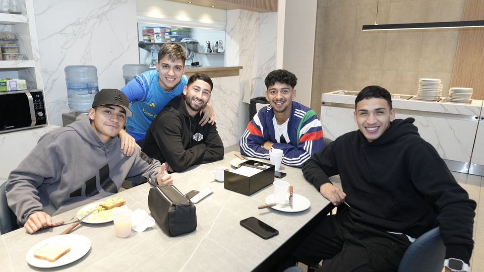 Alan Varela posa junto a alvo do FC Porto