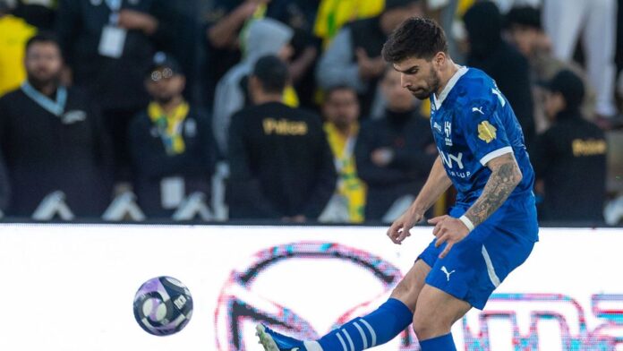 Al Hilal goleia com penálti de Rúben Neves e bis de ex-Benfica e é líder à condição