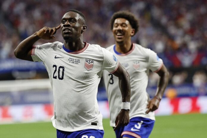 Folarin Balogun dos Estados Unidos (E) celebra seu gol com Chris Richards na Copa América 2024. EFE