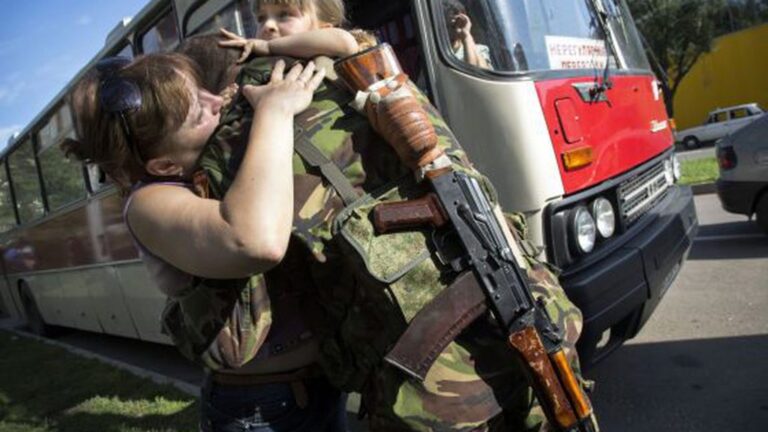 Guerra na Ucrânia: Ataques a Kharkiv obriga cerca de 10 mil pessoas a abandonarem a cidade