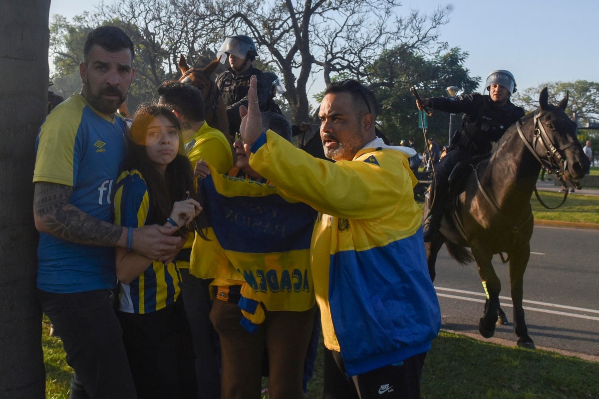 hinchas-de-rosario-se-resguardan-durante-disturbios-con-integrantes-de-la-policia-de-argentina-este-martes-efe-franco-trovato-fuocoo