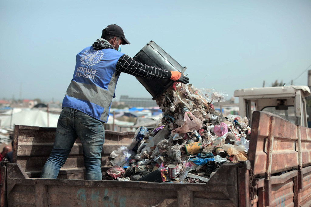 Cerca de 330 mil toneladas de resíduos se acumularam no interior ou perto de áreas povoadas da Faixa de Gaza Cerca de 330 mil toneladas de resíduos se acumularam no interior ou perto de áreas povoadas da Faixa de Gaza