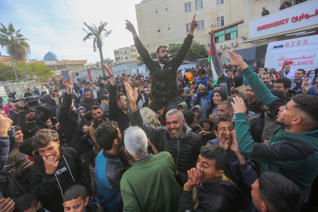 Pessoas comemoram o cessar-fogo em Deir el Balah, no centro da Faixa de Gaza