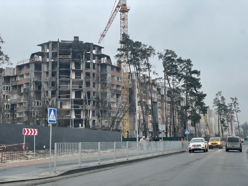 O edifício 24/1 na rodovia Gostomel é um símbolo da indestrutibilidade de Irpin, Ucrânia