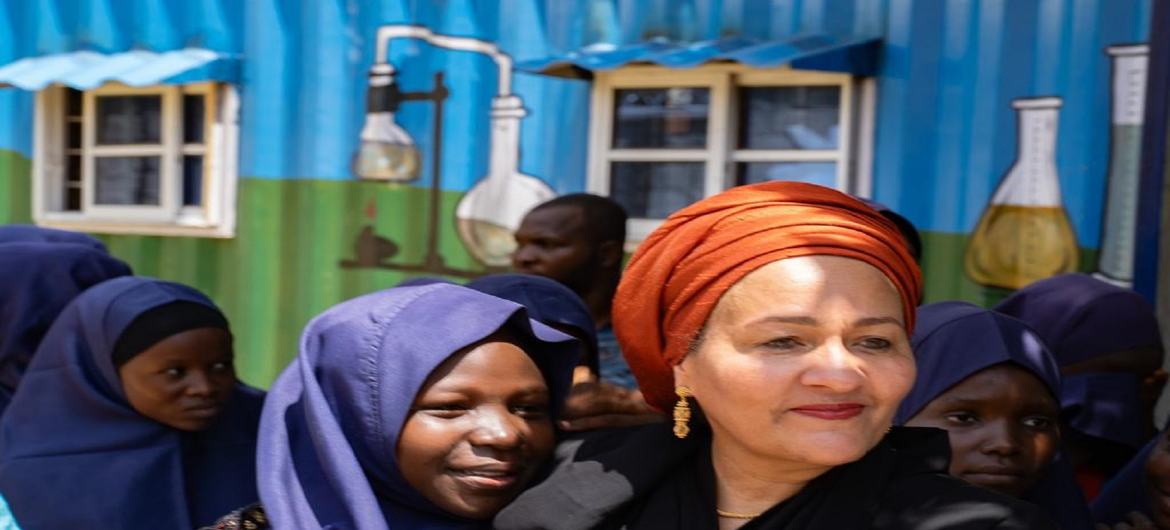 A vice secretária-geral das Nações Unidas, Amina Mohammed, em fotografia com estudantes no Centro de Formação Lafiya Sariri, no estado de Borno, Nordeste da Nigéria. A vice secretária-geral das Nações Unidas, Amina Mohammed, em fotografia com estudantes no Centro de Formação Lafiya Sariri, no estado de Borno, Nordeste da Nigéria.