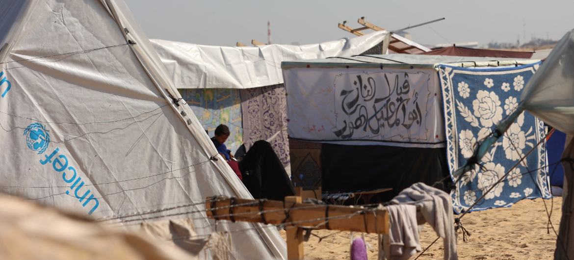 Muitas pessoas deslocadas vivem em tendas no bairro de Tal Al-Sultan, no sul da Faixa de Gaza